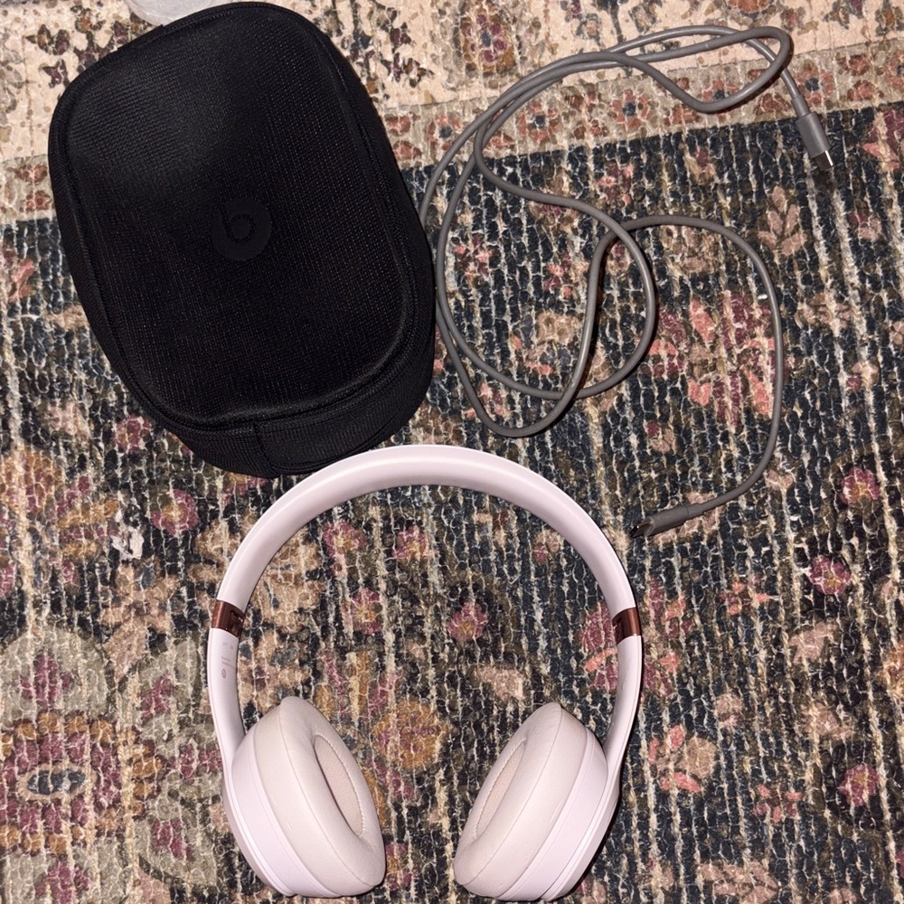 Beats Solo4 Wireless Headphones - Cloud Pink